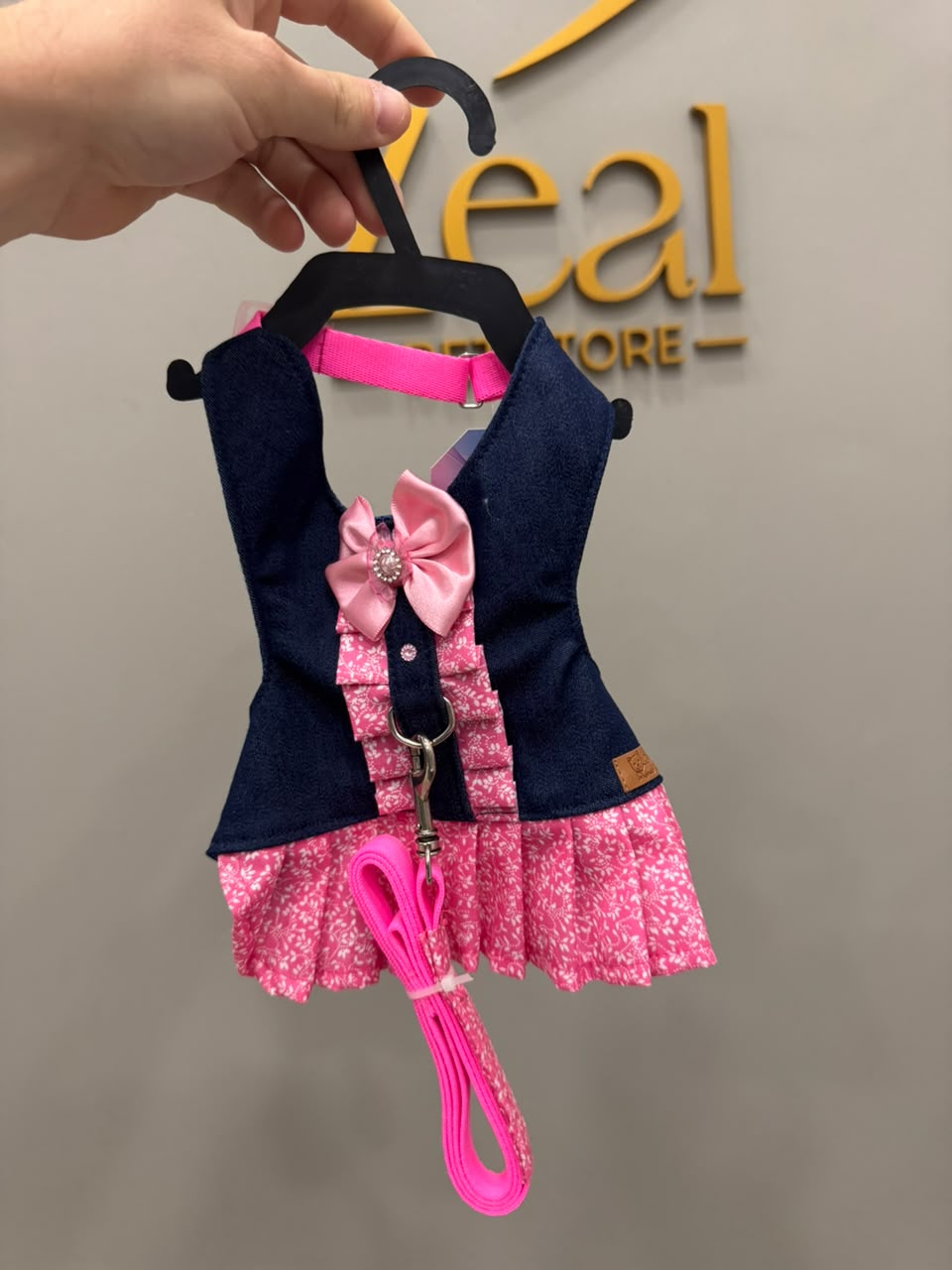 Roupinha jeans rosa com guia para cachorro